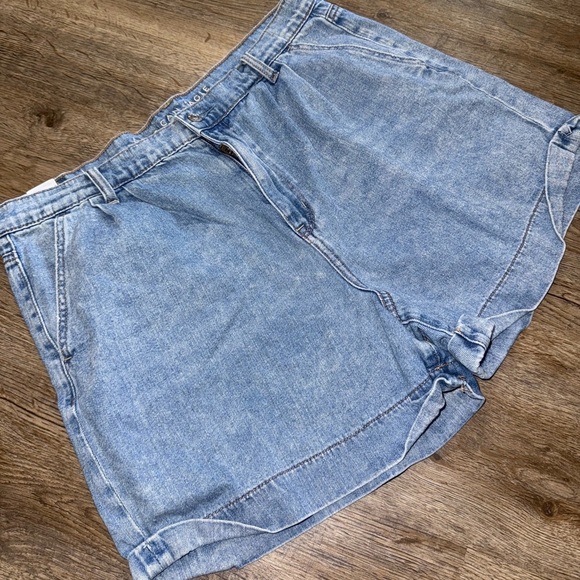 American Eagle • Pleated Denim Mom High Rise Shorts - Picture 3 of 9